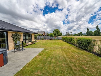 Perfect, peaceful park side family paradise