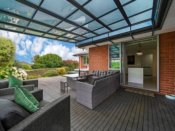 Spacious Living on flat 652 sqm land section!