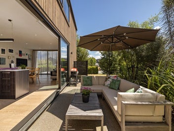 An Exceptional Queenstown Home Within Easy Reach