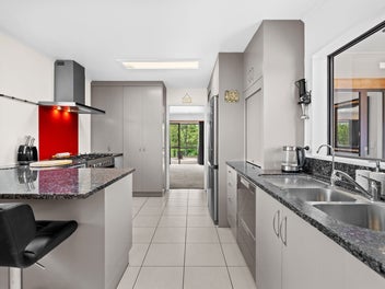 Classy Maunu country manor with cute cottage