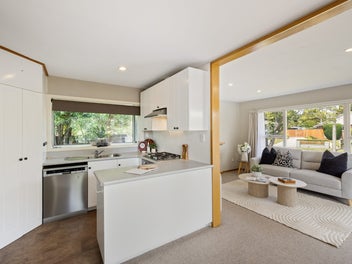 Cul-de-sac Comfort with Triple Garaging!