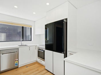 Modern End- Townhouse with Private Backyard