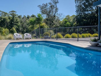 AIRBNB OPTION; IMMACULATE HOUSE, POOL & GARDENS
