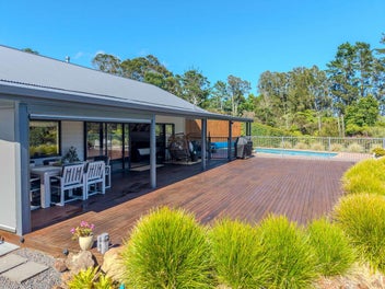 AIRBNB OPTION; IMMACULATE HOUSE, POOL & GARDENS