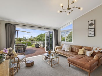 ELEVATED LIVING WITH VIEWS, SUN & PRIVACY