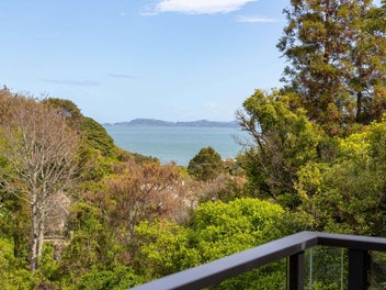 Stylish Private Retreat in Point Howard!