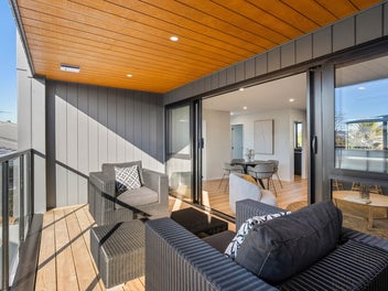 Lucky Last! Modern Living in Sandringham