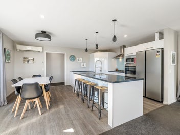 Modern Comfort, Coastal Convenience!