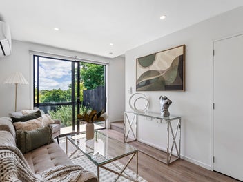 Stylish Townhouse in the Heart of Glenfield