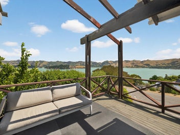 Elevated living with exceptional harbour outlook