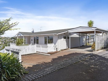 Delightful Macleans opportunity with sea views
