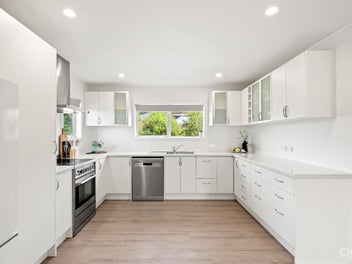 MODERN COMFORT MEETS BUSH-CLAD SERENITY