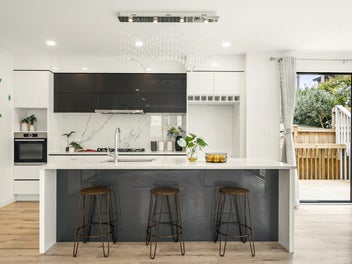 Large Home, Top School Zones.