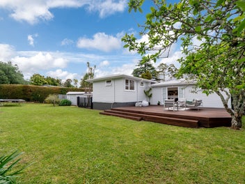Sun, Space & 830m² Section - A Family Favourite!