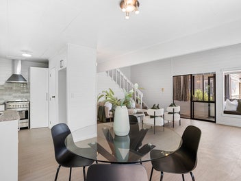 MOTIVATED VENDORS - ELEGANT & READY TO GO