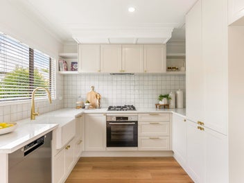 Expansive Private Contemporary Living !