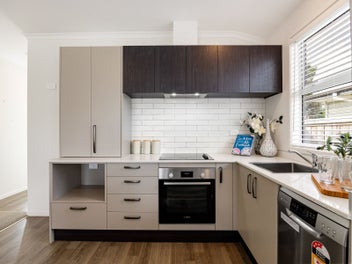 Sunlit Style & Simplicity