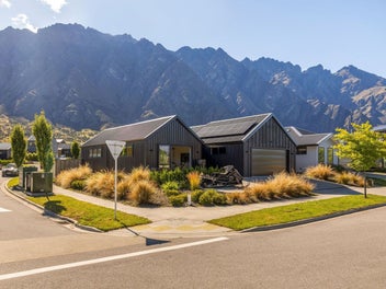 Relaxed family living with a stunning backdrop!