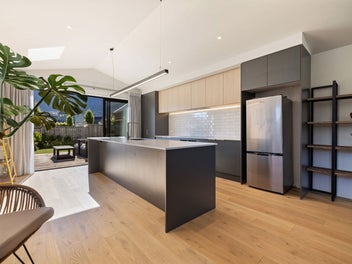 Relaxed family living with a stunning backdrop!