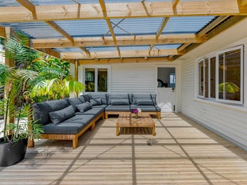 Sea Views & Sunshine - The Spotswood Sweet Spot