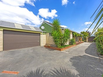 3-Car Garaging + a Home = Win Win!