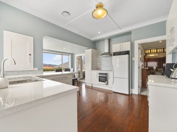 Family Home, Elevated Views & big Garaging