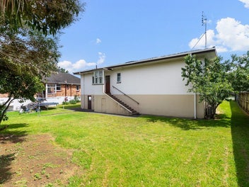 FREEHOLD - ADD VALUE - WALK TO SHOPS & CAFES!