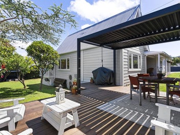 SPACIOUS SINGLE-LEVEL FAMILY LIVING!