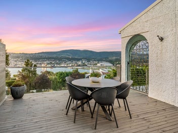 High Spec Home, 4 Car Garage, Swimming Pool, Views