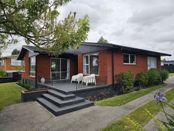 BEAUTIFULLY RENOVATED IN POPULAR RIVERLEA