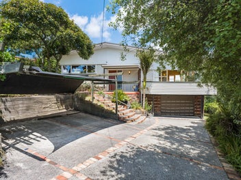 COASTAL GRANDEUR MEETS ARCHITECTURAL ELEGANCE