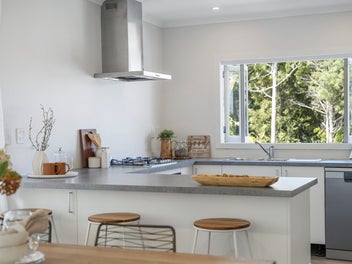 FREEHOLD, SINGLE LEVEL & WEATHERBOARD!