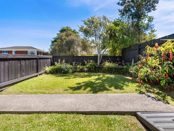 SINGLE-LEVEL WEATHERBOARD, IN WESTLAKE ZONE!