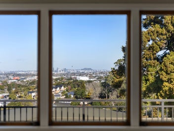 SEA & CITY VIEW'S IN DOUBLE WESTLAKE!