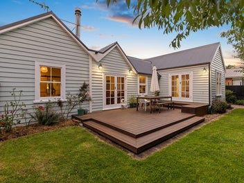 Delightful Character, Dream Location