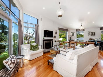 A Treehouse Retreat in the Heart of Wadestown