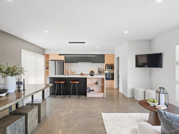 Office+3 bedroom and show home quality