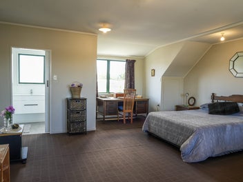 The Perfect Family Fit - Space, Sun & Privacy!