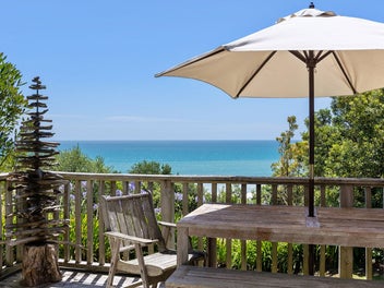 SUPERB WATERFRONT RETREAT