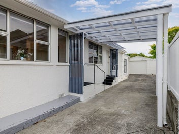 SPACIOUS FAMILY HOME WITH STUDIO & SUNNY LIVING!