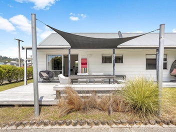 Light & Easy Beach House | Walk to Estuary & Beach