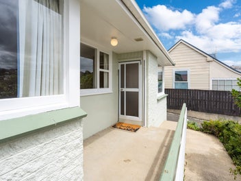 Easy, Tidy, and Steps from Shops