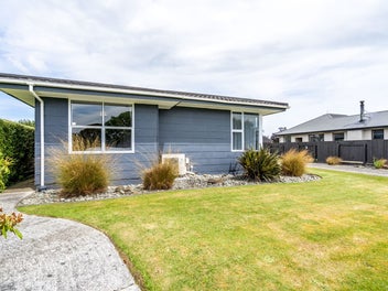 Large garaging, deck and section!