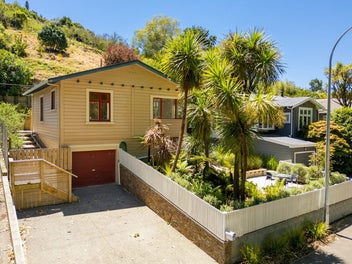 Gorgeous Bungalow with Picturesque Gardens!
