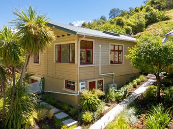 Gorgeous Bungalow with Picturesque Gardens!