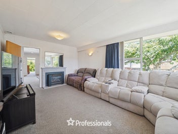 CHARMING FAMILY HOME IN POPULAR PARKWAY