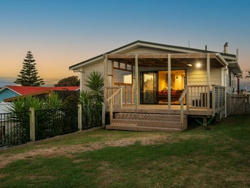 Sunny, Elevated Coastal Living with Stunning Views