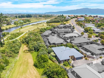 Quality, Space and Privacy at Waikanae Beach