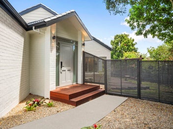 Renovated Brick Home - Corner Site -Rangitoto Zone