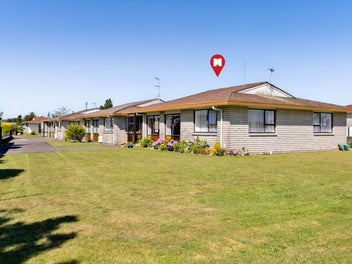 Comfortable, Easy-Care Unit in a Popular Area